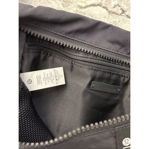 NWOT lululemon Clean Lines Crossbody Bag 2.8L black - Picture 7 of 8